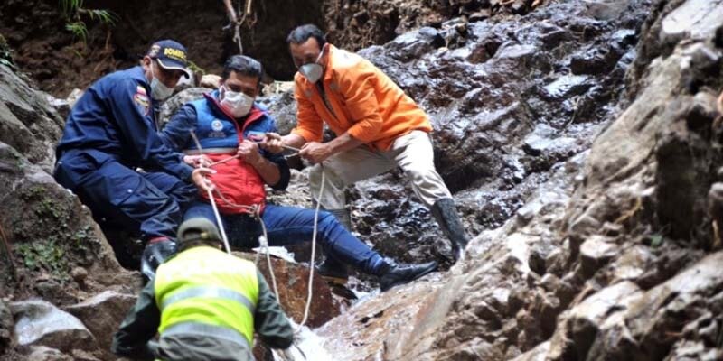 Así fue el rescate de cuatro personas atrapadas por fuertes lluvias 5