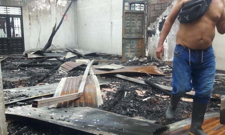 Voraz incendio destruyó dos viviendas en Ataco 7