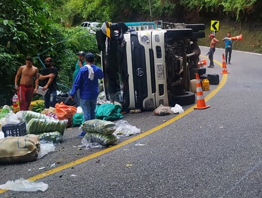 ‘Platanar’ sobre la vía al Líbano, una Turbo se volcó esta madrugada 3