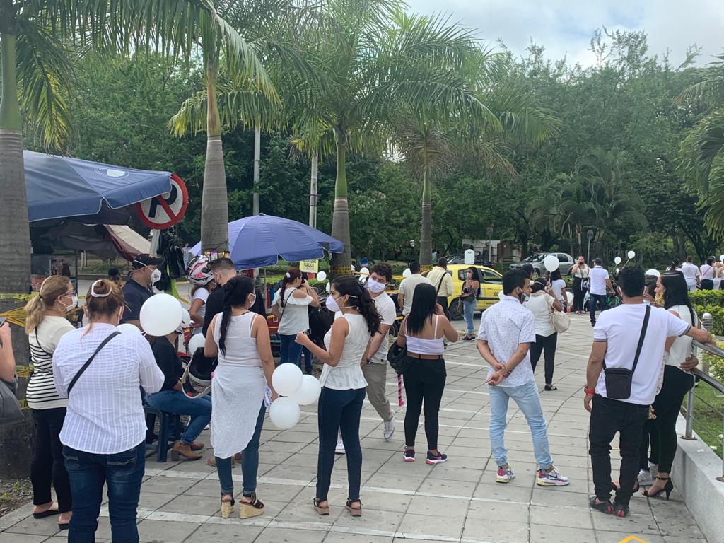 Cerca de 100 personas esperan el cuerpo sin vida de su familiar frente a la Clínica 9