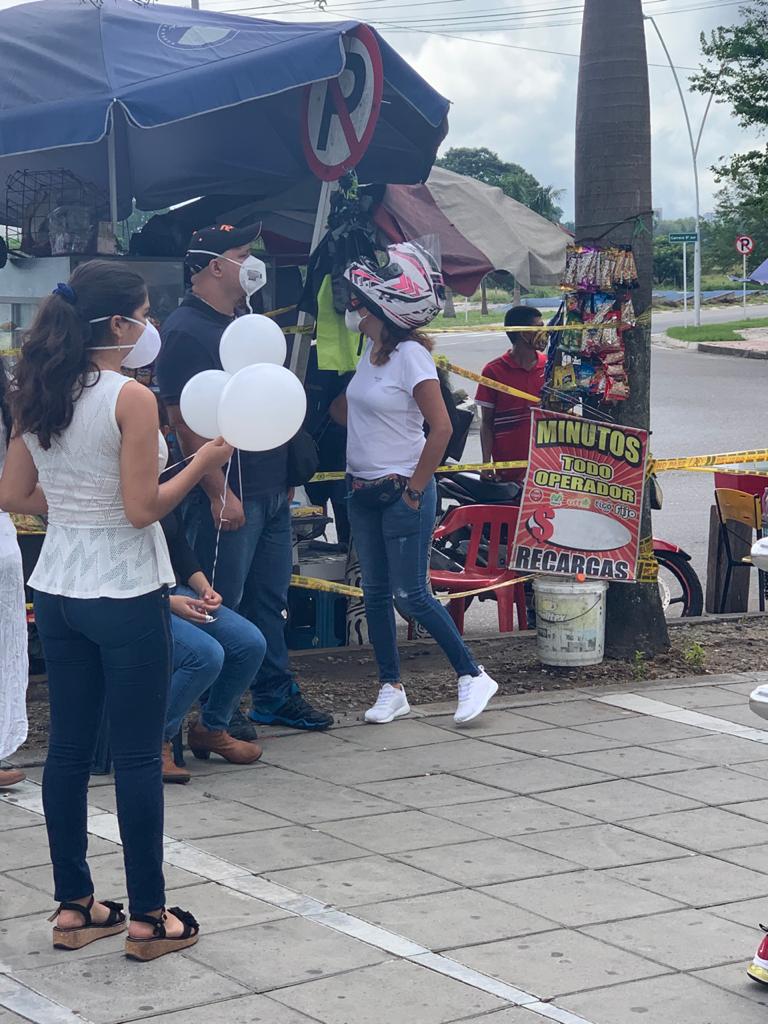 Cerca de 100 personas esperan el cuerpo sin vida de su familiar frente a la Clínica 12