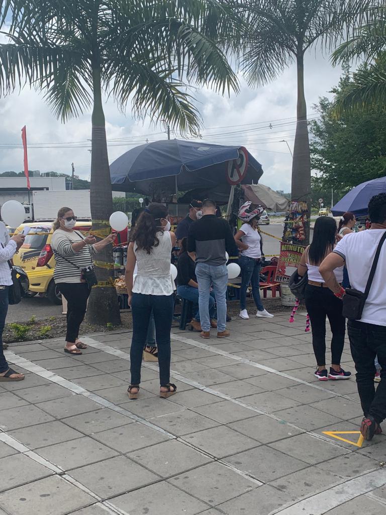 Cerca de 100 personas esperan el cuerpo sin vida de su familiar frente a la Clínica 13