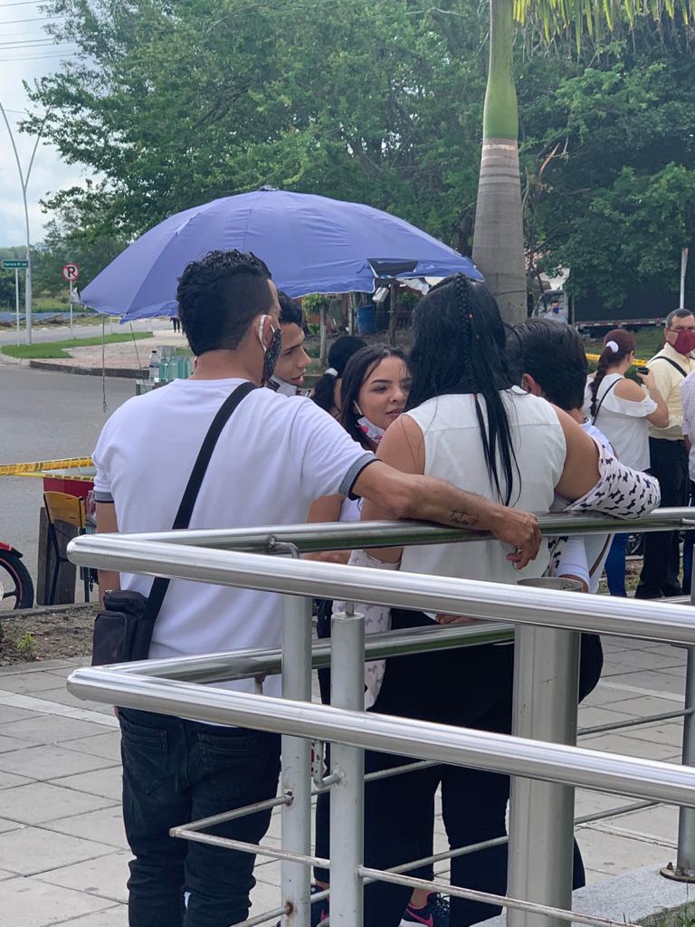 Cerca de 100 personas esperan el cuerpo sin vida de su familiar frente a la Clínica 10