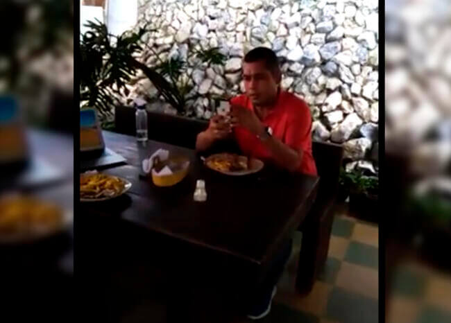 Funcionario que fue pillado almorzando en restaurante será sancionado 3