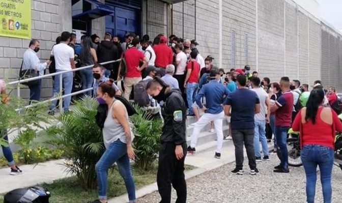 Por aglomeraciones suspendieron la atención en la Secretaría de Movilidad 1