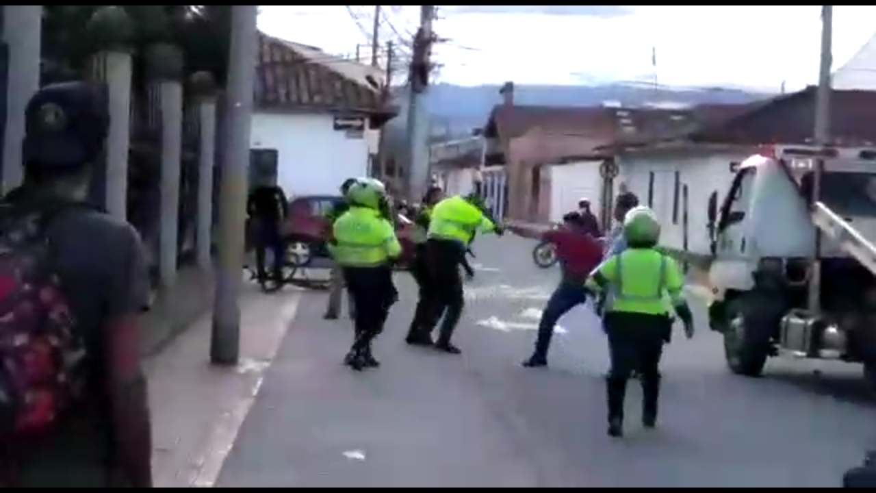 Así terminó pelea entre dos extranjeros y policías por camión en Tocancipá 5