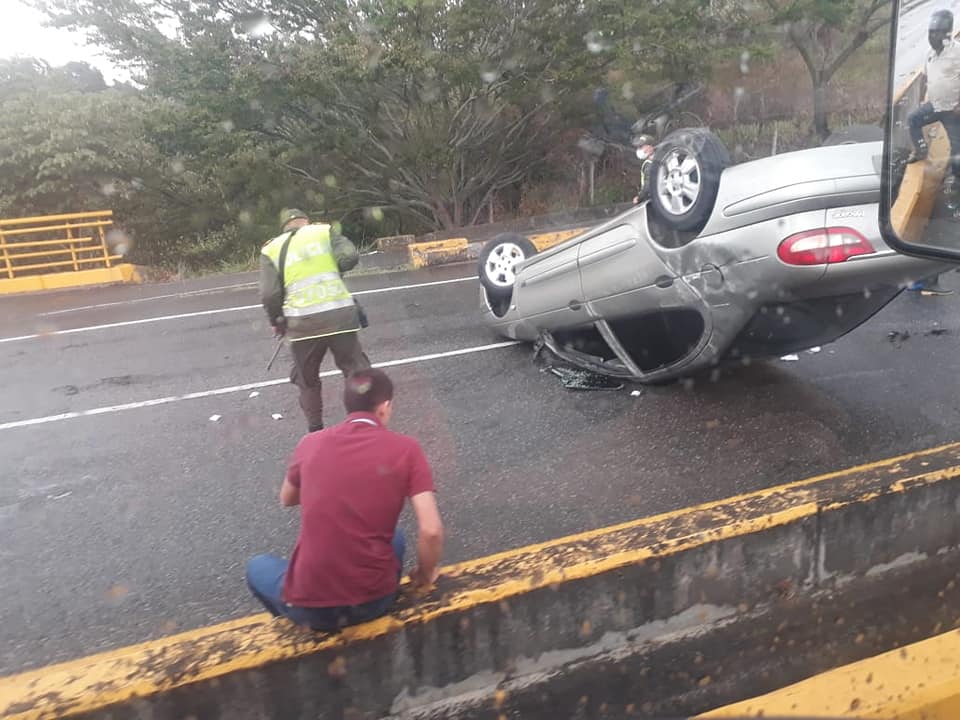 Se volcó en la variante al Aeropuerto Perales 1