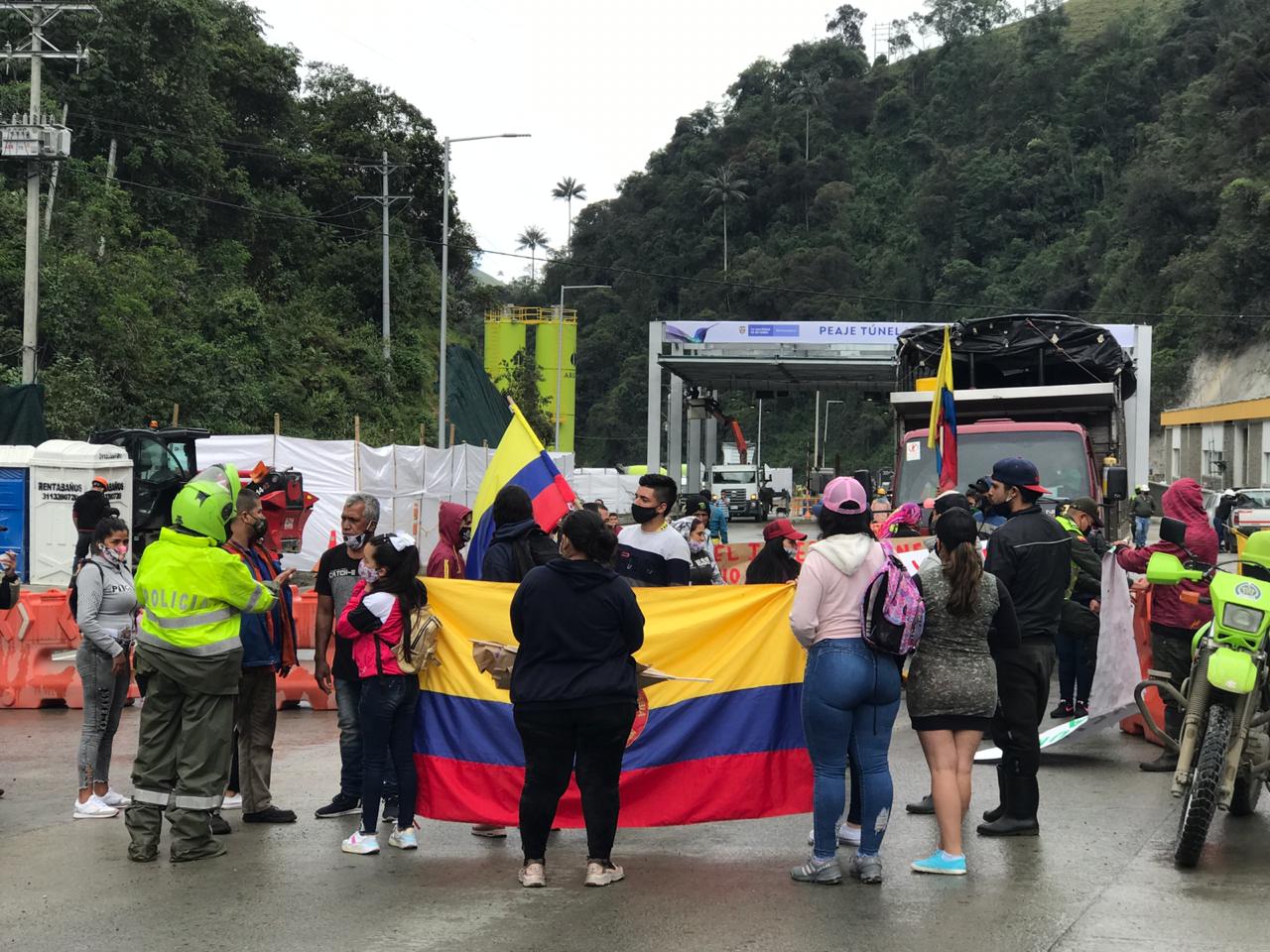 Protestas de Comerciantes hacen cerrar la vía Cajamarca- Calarcá 4