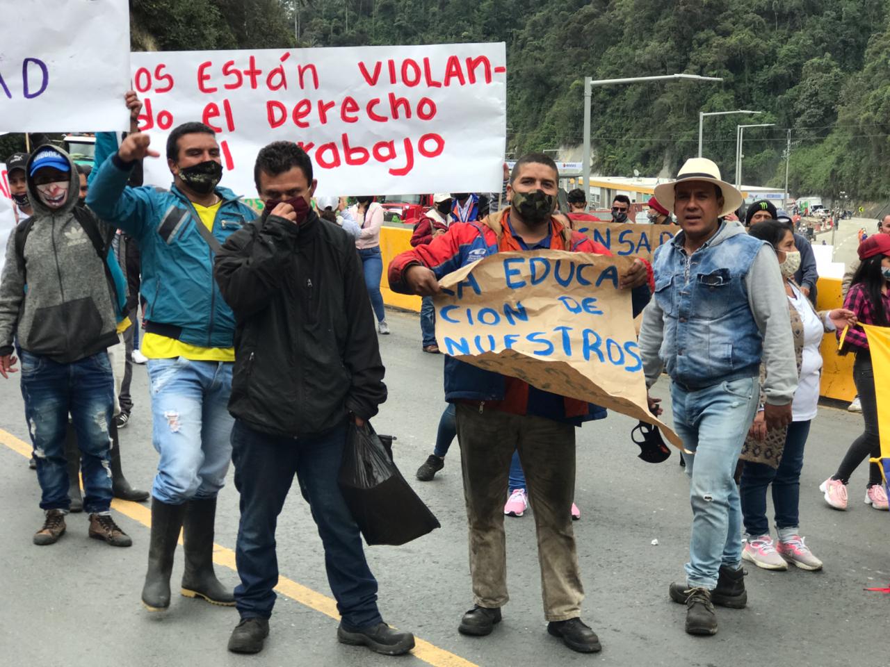 Protestas de Comerciantes hacen cerrar la vía Cajamarca- Calarcá 3