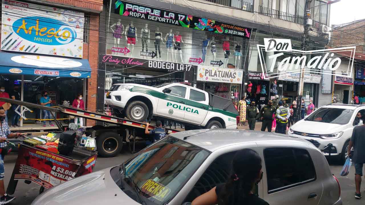 Tránsitos mandan a los patios patrulla de Policía mal parqueada 1