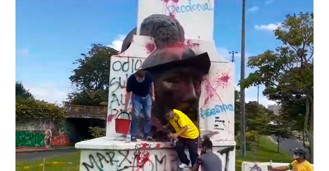Voluntarios se unieron para reparar busto del monumento Andrés López de Galarza 1
