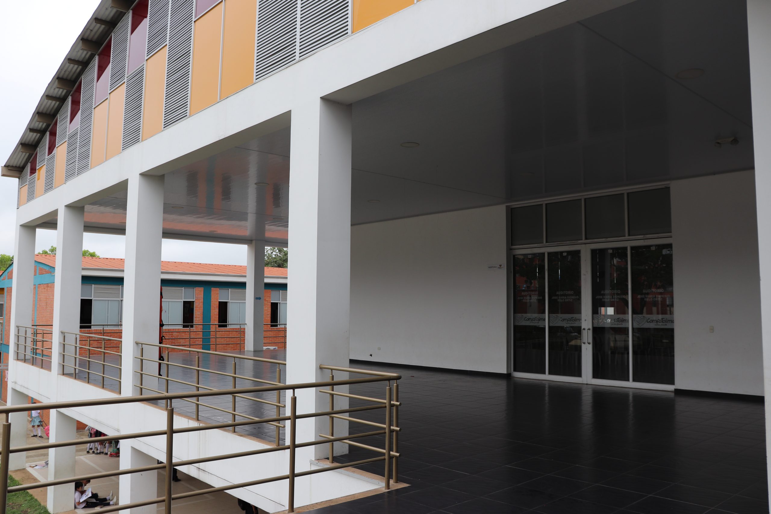 Incertidumbre sobre el futuro escolar de más de 400 estudiantes por rifi-rafe entre Comfenalco y Comfatolima 3