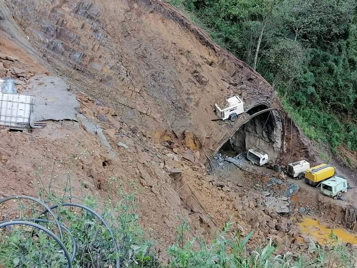 Deslizamiento de tierra provocó cierre en la vía Calarcá-Cajamarca 1