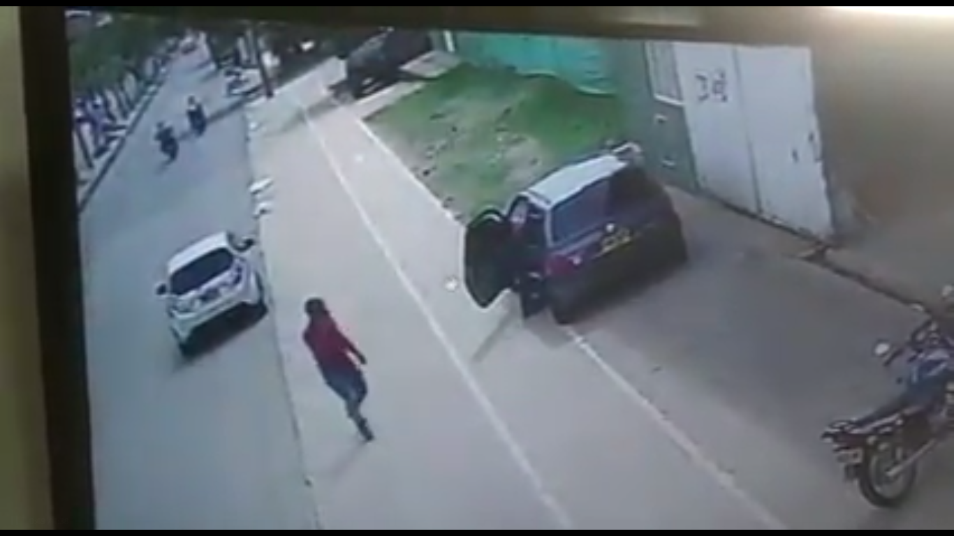 Vea como roba la banda del carro blanco en Ibagué 3