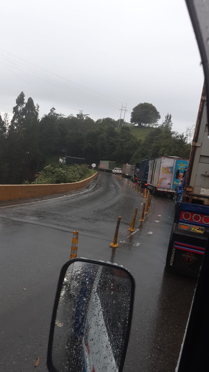 Monumental trancón generó accidente de tractomulas en la vía a La Línea 5