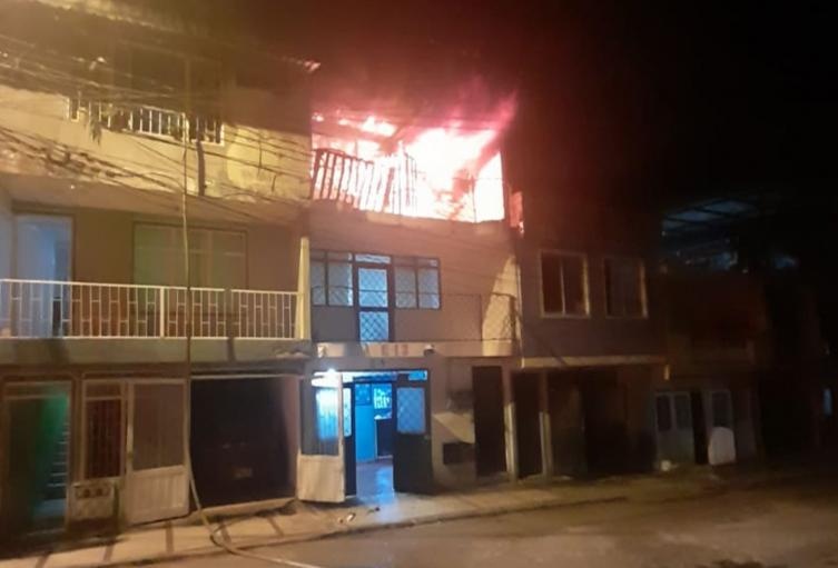 Llamas acabaron con un apartamento en el Tulio Varón 3