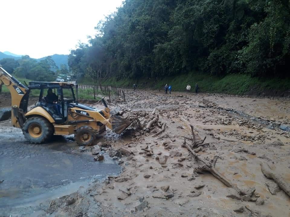 Habilitan paso en la vía Fresno- Manizales tras derrumbe 4
