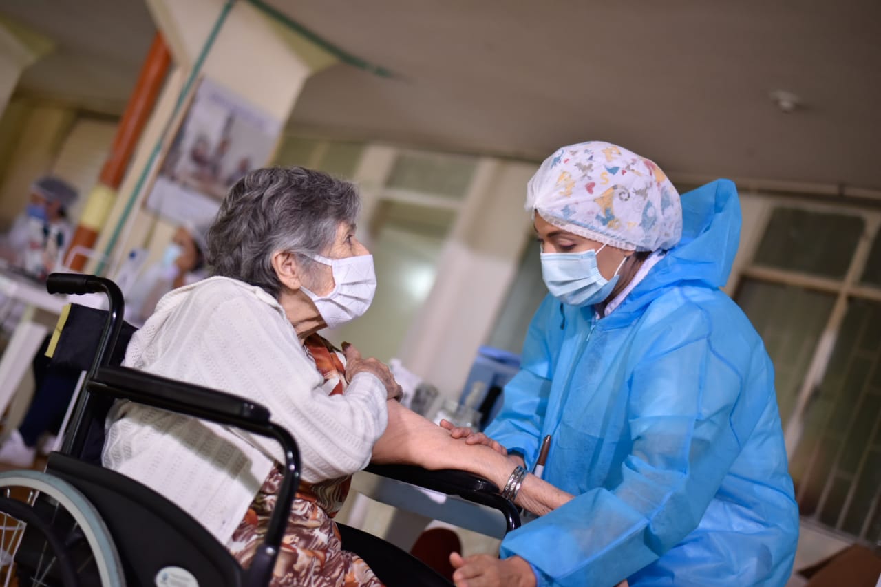 ¡Atención! Este jueves adultos mayores de 80 años sin EPS podrán vacunarse 1