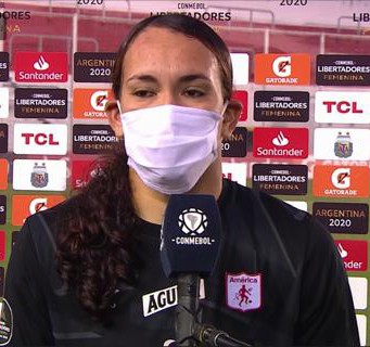 Katherine Tapia de agente del Esmad a arquera del fútbol profesional femeninino. 13