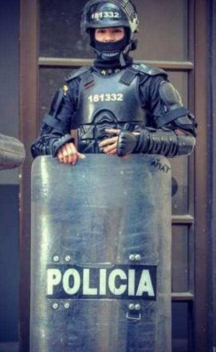 Katherine Tapia de agente del Esmad a arquera del fútbol profesional femeninino. 12