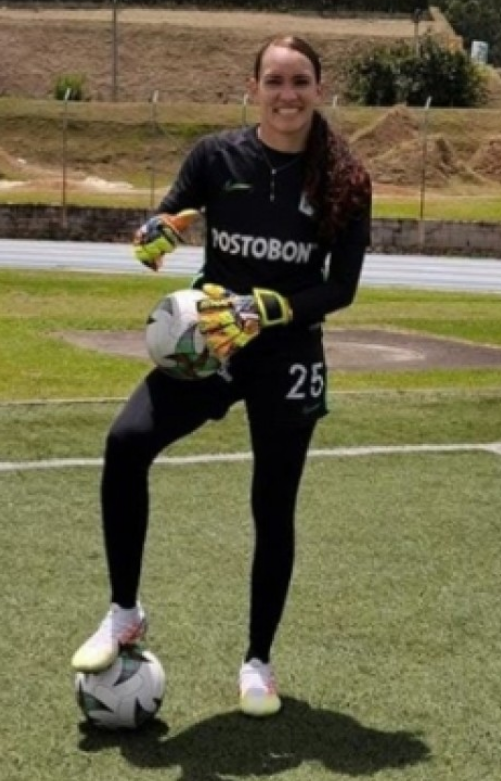 Katherine Tapia de agente del Esmad a arquera del fútbol profesional femeninino. 11