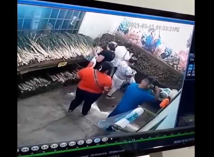 En video quedó registrado como tres mujeres robaron a una adulta bajo la modalidad de cosquilleo 1