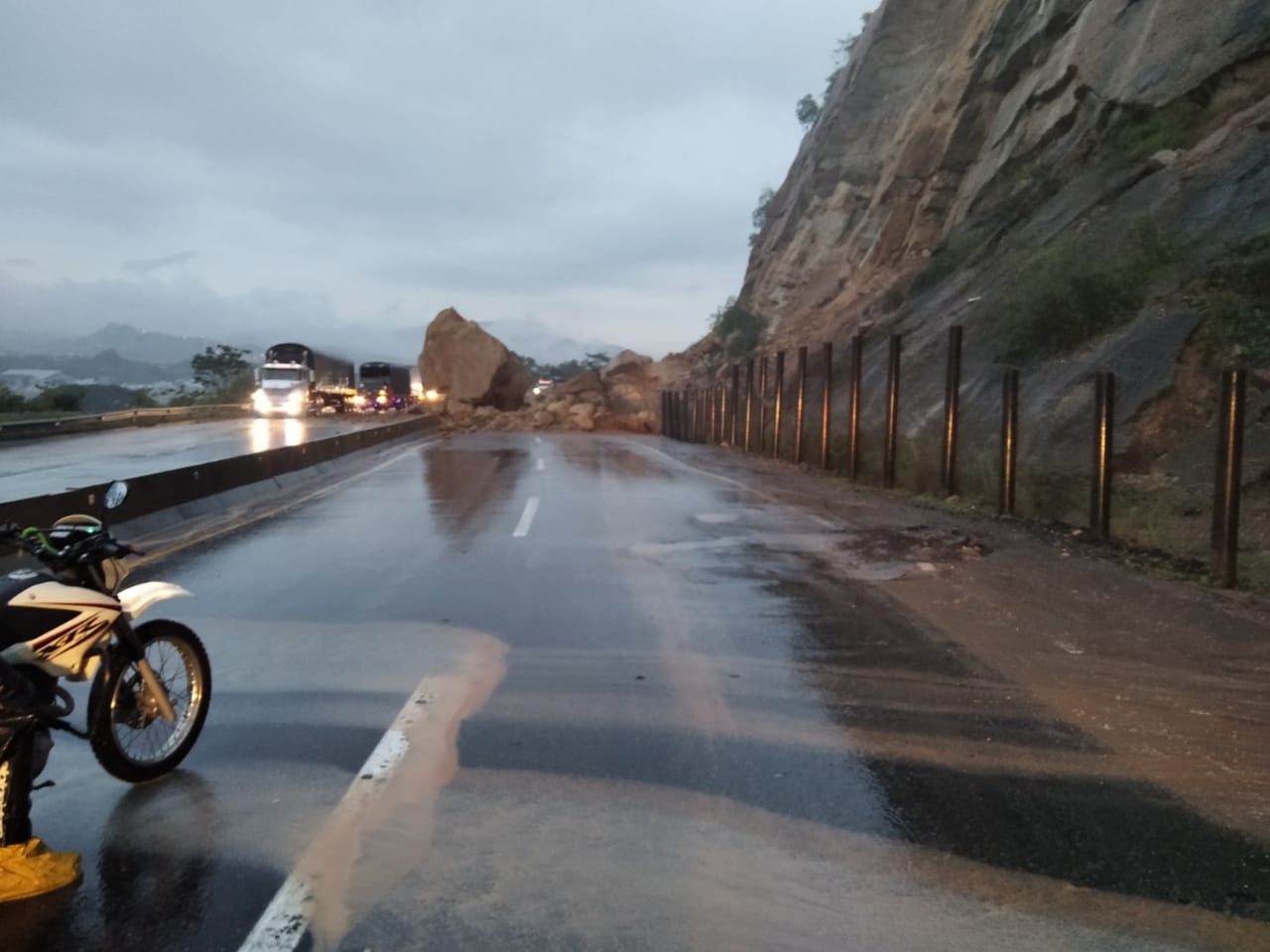Gigantescas rocas mantienen restringida la movilidad en la variante de Melgar- Bogotá. 1