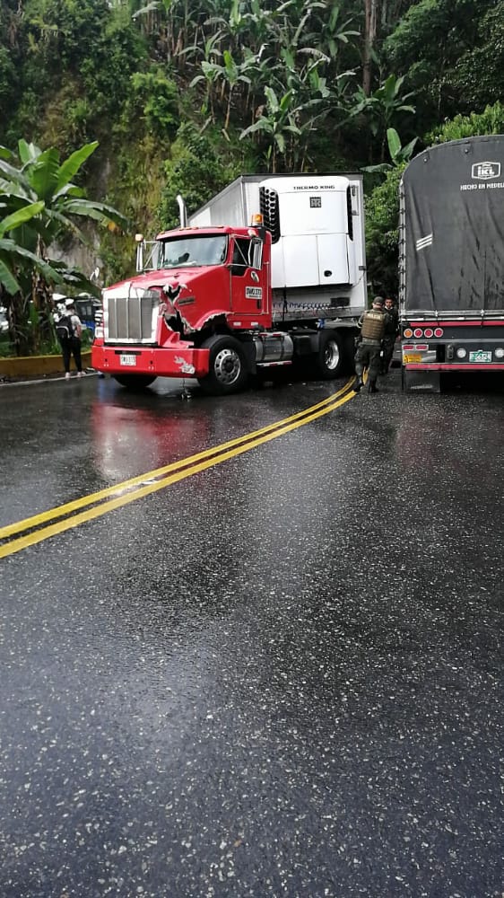 Monumental trancón generó accidente de tractomulas en la vía a La Línea 2