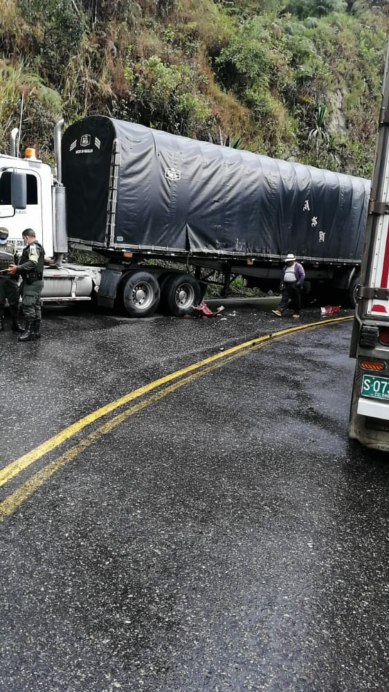 Monumental trancón generó accidente de tractomulas en la vía a La Línea 3