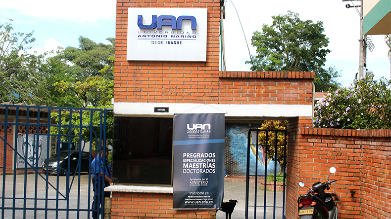 Rompevidrios atacaron camioneta del rector de la universidad Antonio Nariño 1