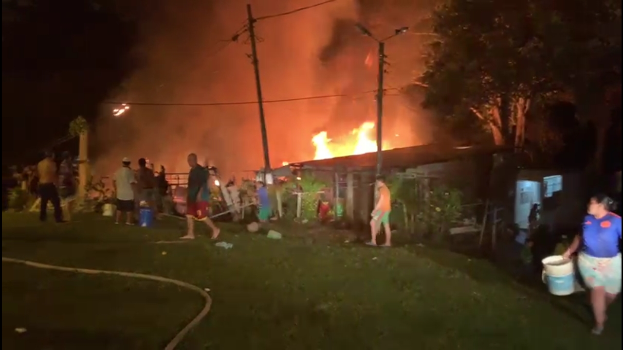 Voraz incendio consumió cinco viviendas en Brisas del Combeima 1