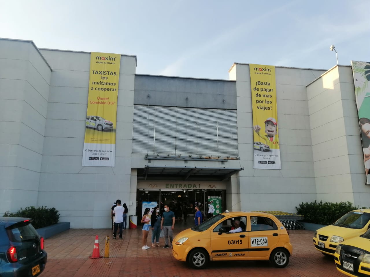 Taxistas de Ibagué protestaron frente a multicentro por promover el transporte ilegal 1