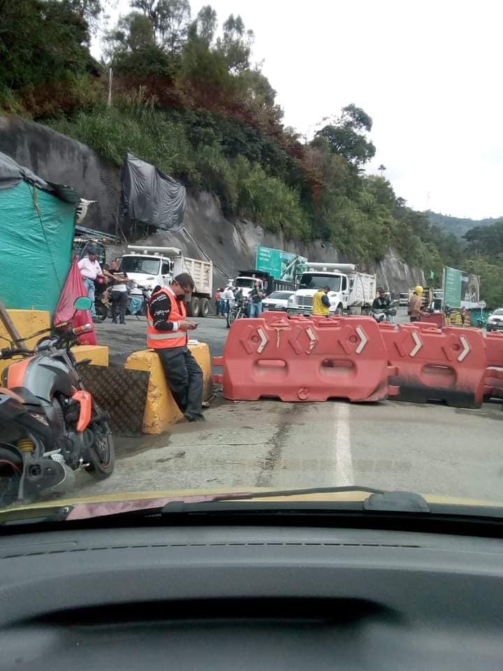 Continúa el cierre de la Vía La Línea, por parte de trabajadores de la empresa CONCAY S.A. 1