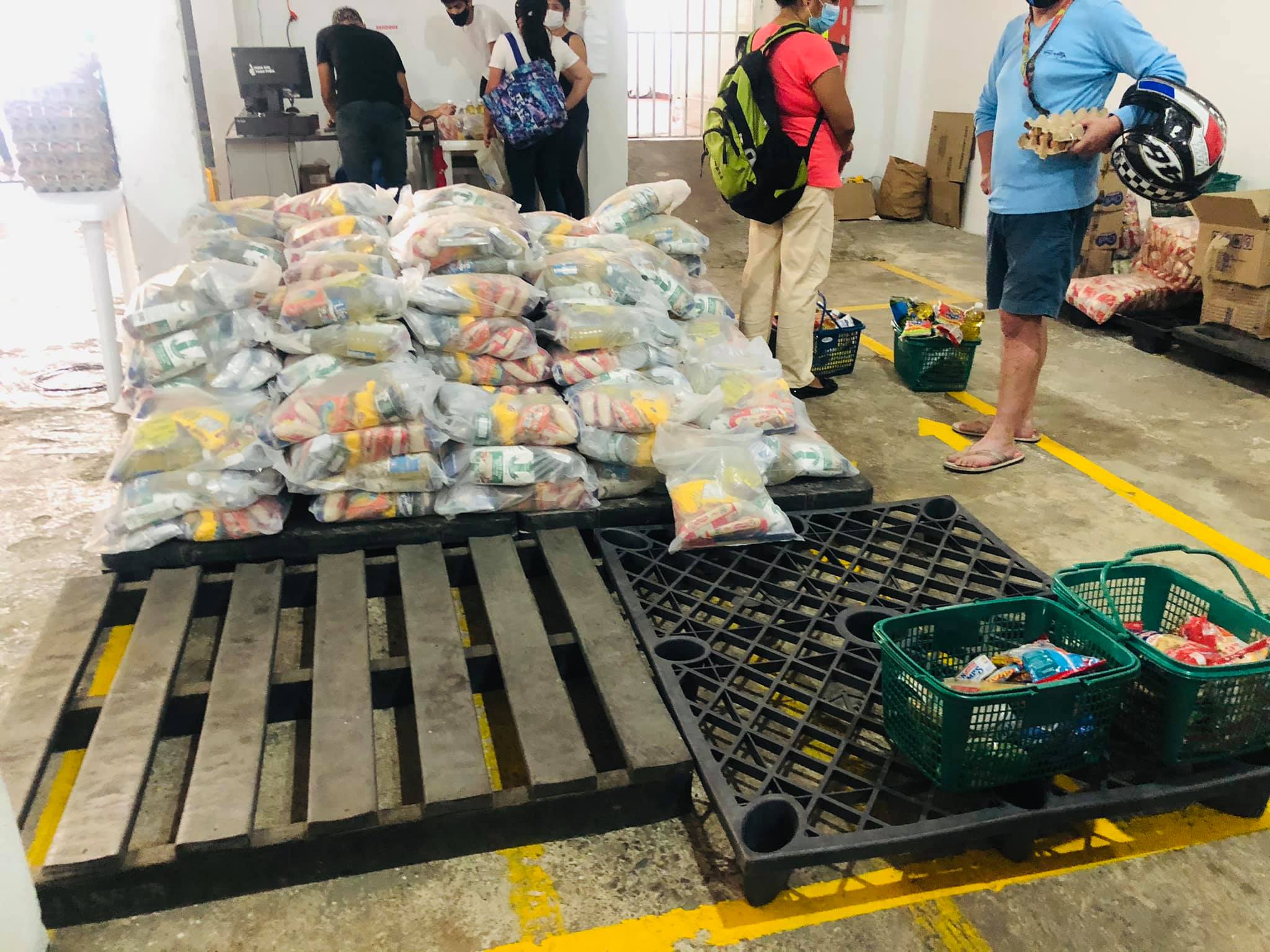 Mientras entregan alimentos del PAE, un ratón se paseaba y comía en la bodega 6