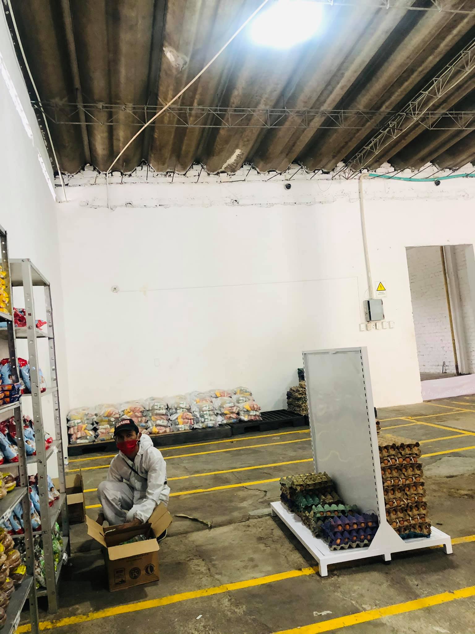 Mientras entregan alimentos del PAE, un ratón se paseaba y comía en la bodega 5