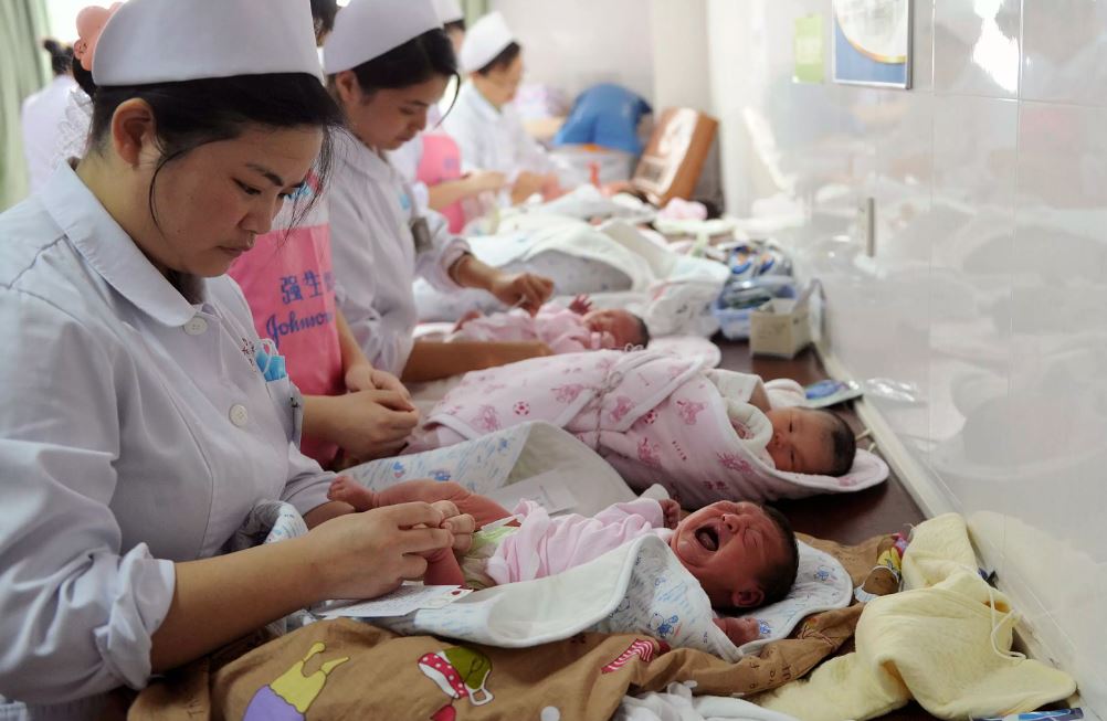 China establece política de tres hijos debido a fuerte caída de la natalidad 1