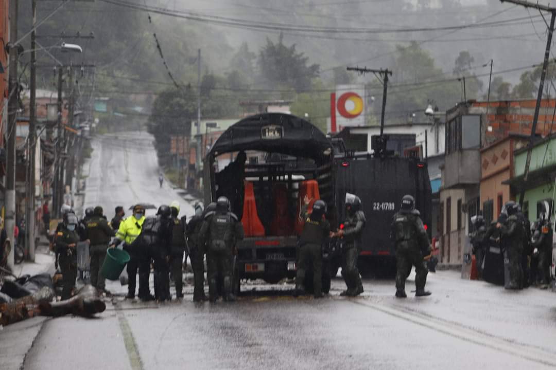 Con gases, grúas y aturdidoras, ESMAD levantó bloqueos en el sur de Ibagué 5