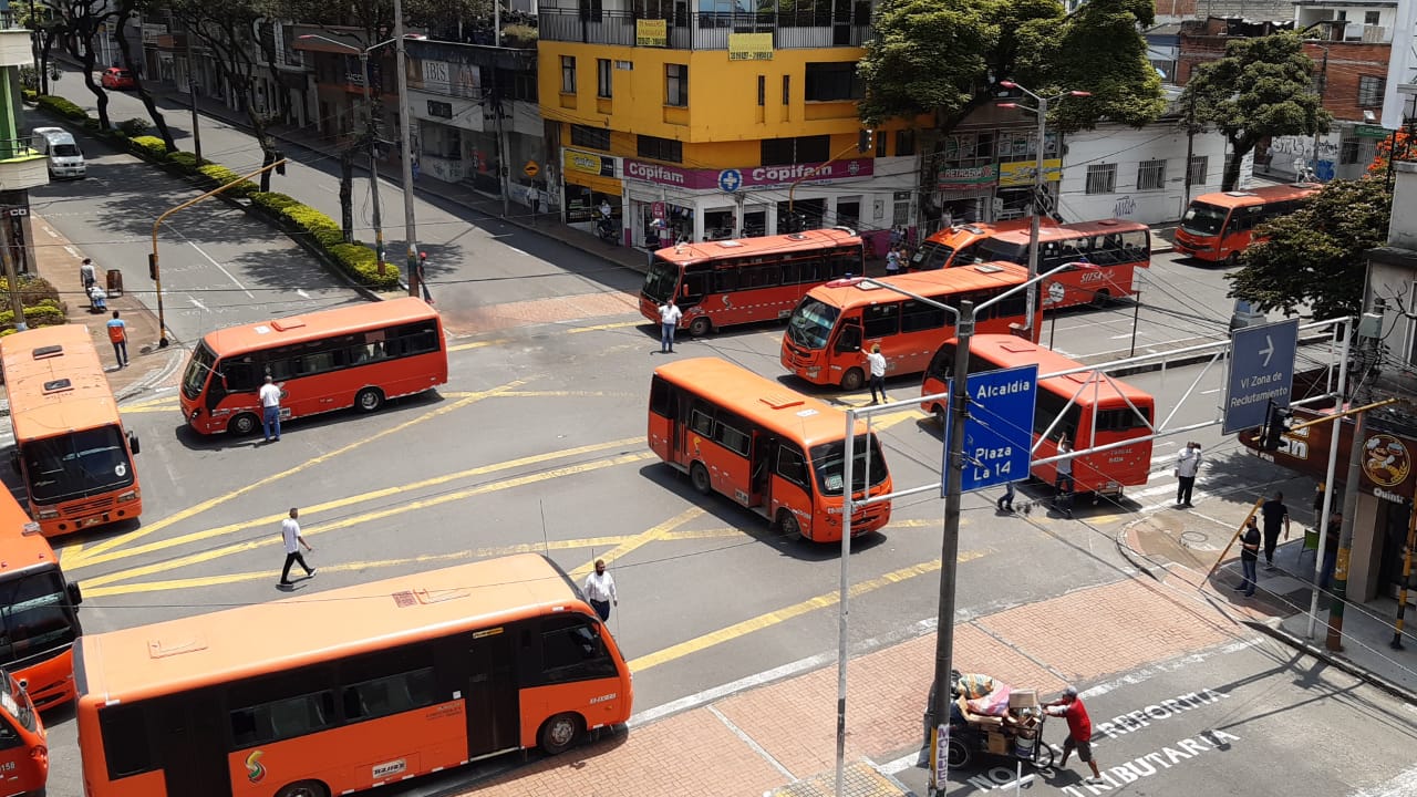 Busetas y taxis se suman a los bloqueos del Paro nacional en Ibagué 1