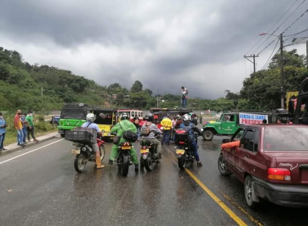 Continúa el cierre de la Vía La Línea, por parte de trabajadores de la empresa CONCAY S.A. 2