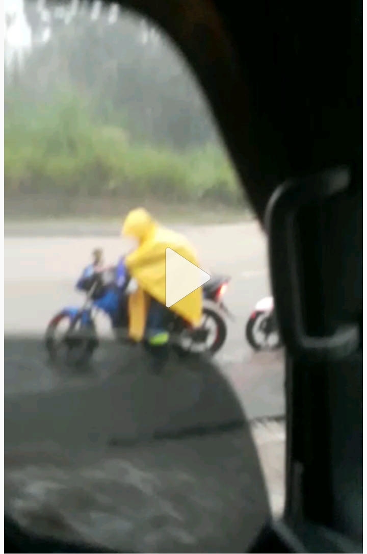 Lluvia y exceso de velocidad dejan dos carros volcados en Ibagué 13
