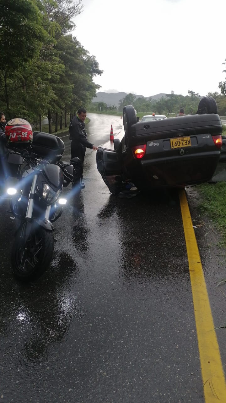 Lluvia y exceso de velocidad dejan dos carros volcados en Ibagué 10