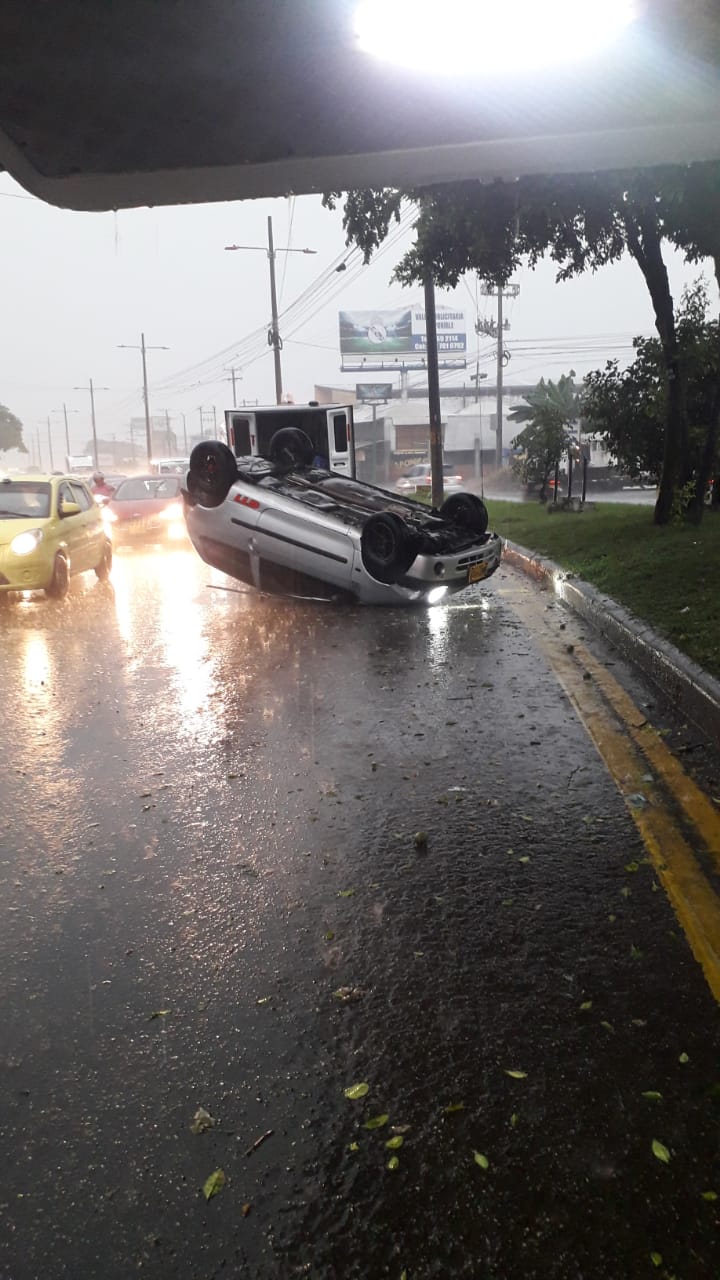 Lluvia y exceso de velocidad dejan dos carros volcados en Ibagué 11