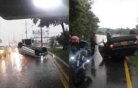 Lluvia y exceso de velocidad dejan dos carros volcados en Ibagué 9