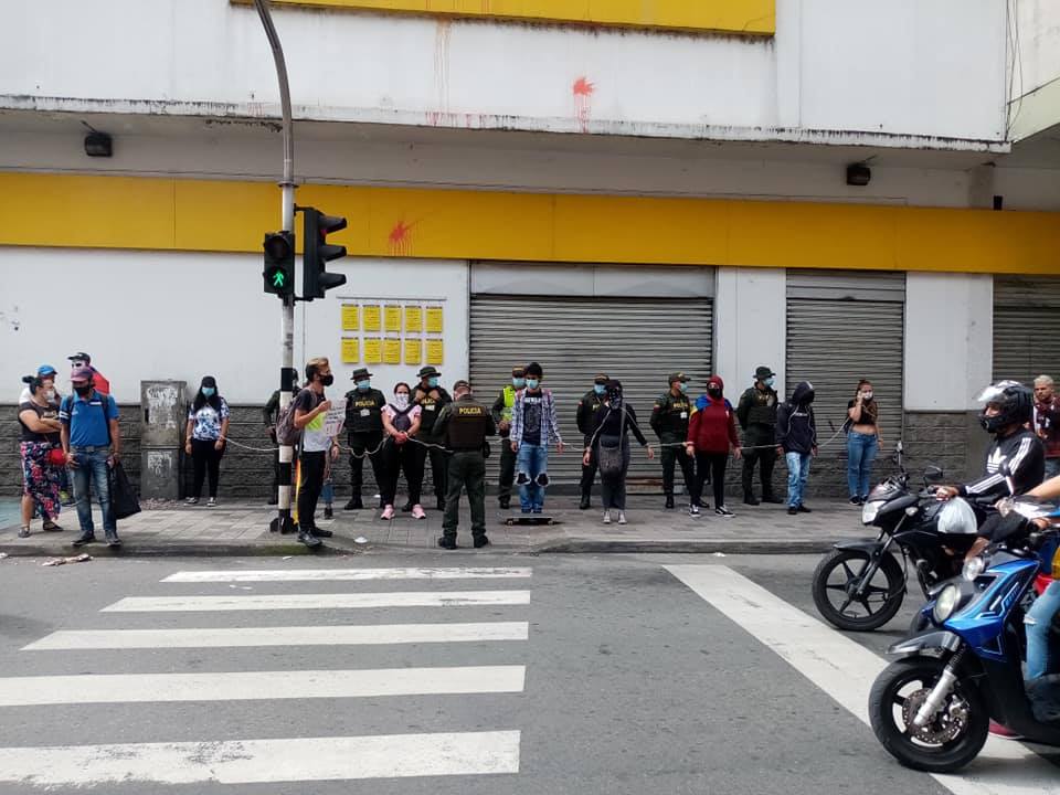 Manifestantes bloquearon la entrada de almacén Éxito en Armenia 4
