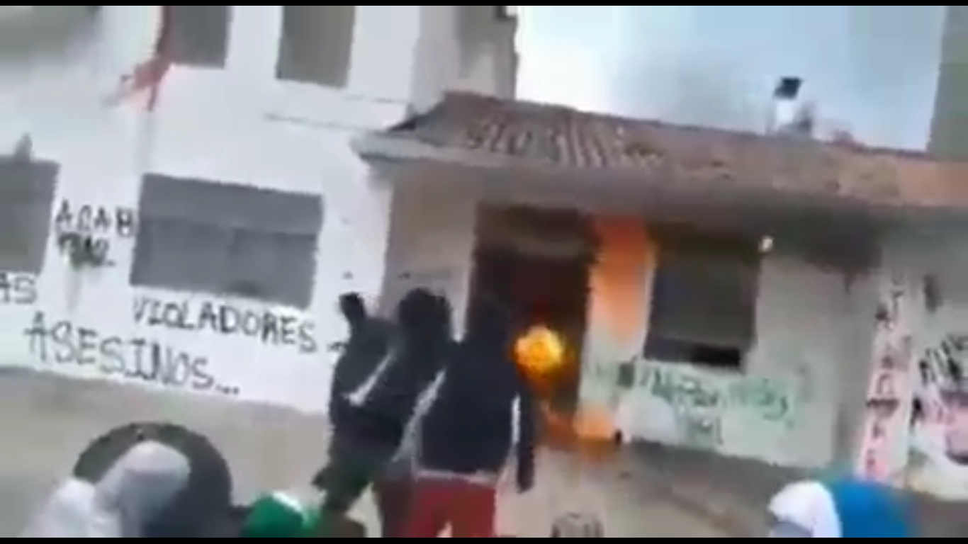 Incendian sede de la Fiscalía donde llevaron a menor en Popayán; 4 policías fueron apartados de sus cargos 1