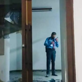 Con el vigilante encerrado, vándalos querían incendiar el ICETEX en Ibagué 5
