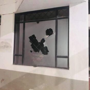 Con el vigilante encerrado, vándalos querían incendiar el ICETEX en Ibagué 3