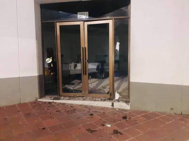 Un comparendo y a su casa, para los atacantes que pusieron en riesgo la vida del vigilante del Icetex 4
