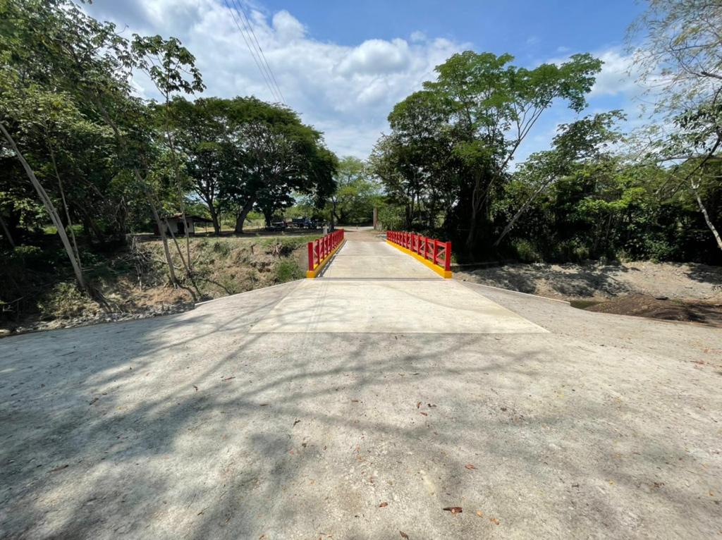 Después de dos años, Granja de Armero tiene puente de acceso 7