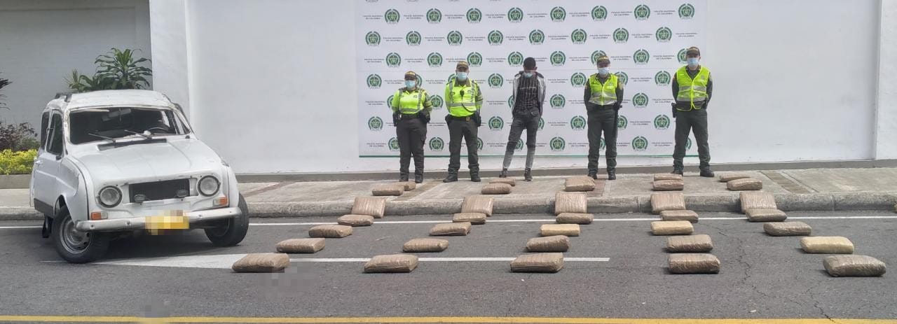 En un Renault 4, este hombre cargaba 90 kilos de marihuana 3